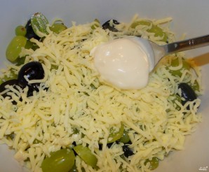 Салат с виноградом, и сыром, и чесноком - фото шаг 4