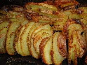 Картофель "Гармошка" с луком - фото шаг 5