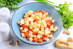 Салат с помидорами, сыром и сухариками