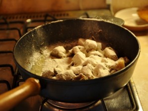 Мясо кусочками на сковороде - фото шаг 5