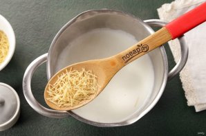 Молочный суп с вермишелью - фото шаг 4