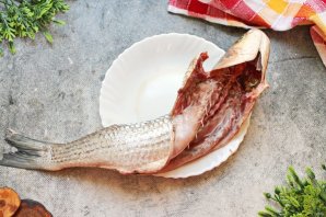 Кефаль, запеченная в духовке - фото шаг 3