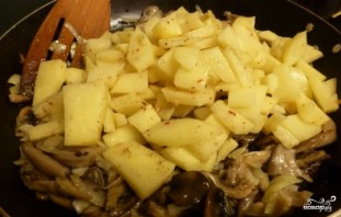 Картофель, тушенный с грибами и луком - фото шаг 2