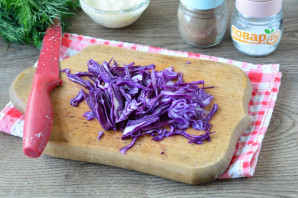 Салат из краснокочанной капусты с колбасой - фото шаг 3