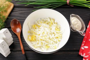 Бутерброд со шпротами и солеными огурцами - фото шаг 4