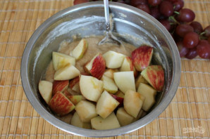 Пирог с виноградом и яблоками - фото шаг 6