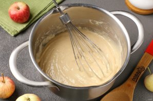 Пирог с яблоками на сковороде - фото шаг 5