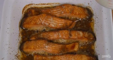 Красная рыба под сметанно-сырным соусом - фото шаг 2