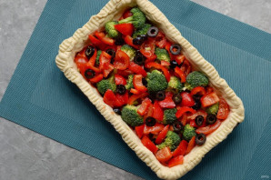 Пирог на слоеном тесте с овощами и кетчупом - фото шаг 6