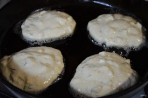 Ленивые пирожки с зеленым луком и яйцом - фото шаг 6