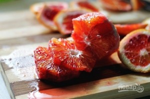 Салат с красным апельсином и луком - фото шаг 2