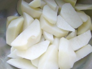 Куриные сердечки в горшочках с картошкой и чесноком - фото шаг 3