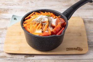 Салат из помидоров, перца, моркови и лука на зиму - фото шаг 3