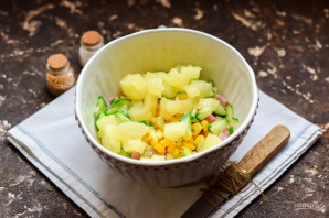 Салат с ветчиной, кукурузой и ананасом - фото шаг 5