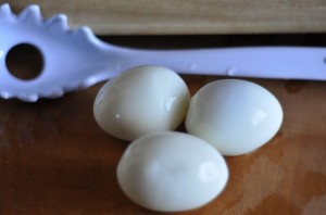 Яйца куриные фаршированные - фото шаг 3