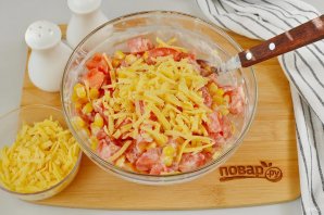 Салат с кукурузой, сыром, помидорами - фото шаг 5