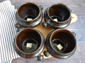 Мясо с грибами в горшочках - фото шаг 8