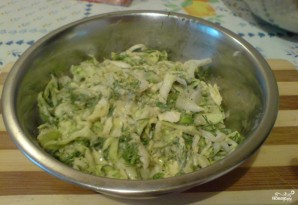 Салат с капустой и плавленым сыром - фото шаг 4