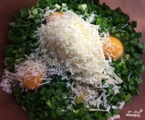 Слоеный пирог с яйцом и зеленым луком - фото шаг 1