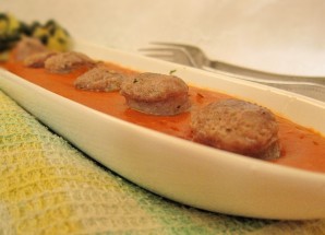 Колбаски с томатным соусом и картофелем - фото шаг 7