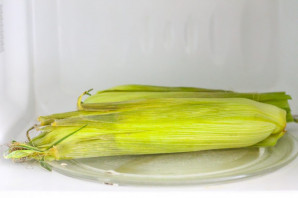 Кукуруза в микроволновке - фото шаг 3
