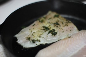 Рыба в сметанном соусе в духовке - фото шаг 3