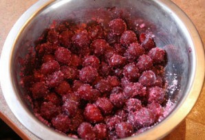 Пирожки с замороженными ягодами - фото шаг 2