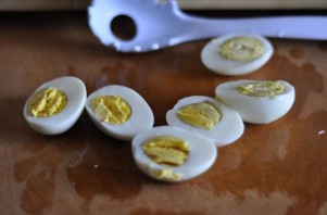Яйца куриные фаршированные - фото шаг 4