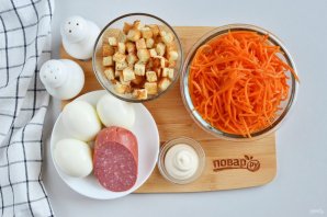 Салат с корейской морковью и сухариками - фото шаг 1