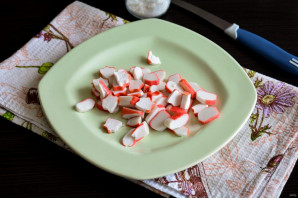 Салат с крабовыми палочками и жареными грибами - фото шаг 2