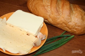 Запеченный батон с сыром и чесноком - фото шаг 1