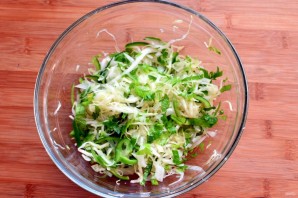 Овощной салат с яичными блинчиками - фото шаг 3