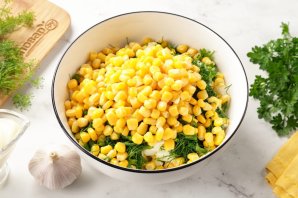 Салат с яйцом, сыром, кукурузой и огурцом - фото шаг 6