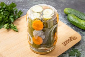 Огурцы с морковью на зиму - фото шаг 10