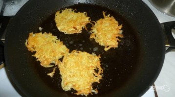 Картофельные драники с сыром - фото шаг 4