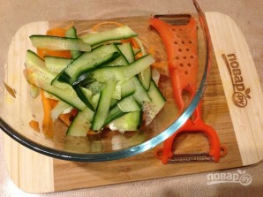 Салат из стеблей брокколи, моркови и огурца - фото шаг 6