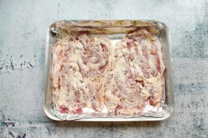 Стейки из свинины с сыром и помидорами в духовке - фото шаг 3
