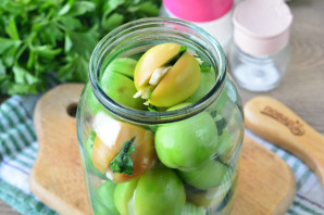 Зеленые помидоры с чесноком и петрушкой на зиму - фото шаг 6