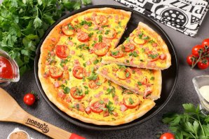 Пицца без сыра с колбасой в духовке - фото шаг 10