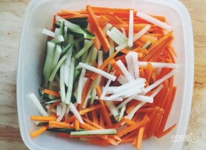 Салат с дайконом, огурцом и морковью - фото шаг 2