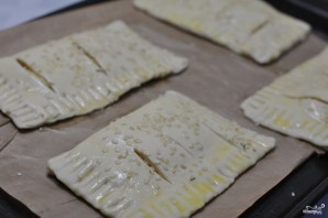 Слоеное тесто с сыром в духовке - фото шаг 3