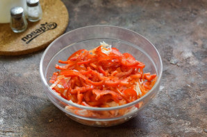 Салат из маринованной капусты с морковью - фото шаг 7