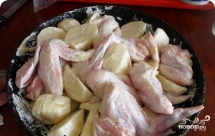 Куриные крылышки с картошкой в духовке - фото шаг 5
