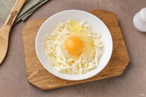 Гренки с яйцом и плавленым сыром - фото шаг 3