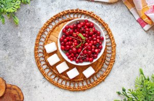 Брусничный компот - фото шаг 1
