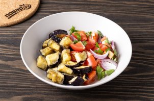 Овощной салат с баклажанами и пикантной заправкой - фото шаг 6
