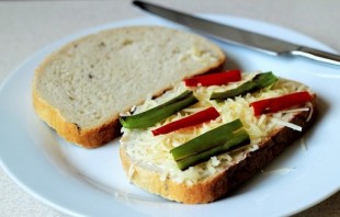 Бутерброды с сыром на сковороде - фото шаг 6