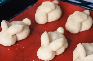 Пасхальные булочки "Кролики" - фото шаг 4