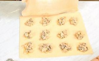 Равиоли с сыром и грибами - фото шаг 4