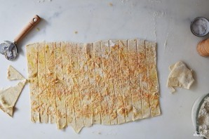 Сырные палочки из слоеного теста - фото шаг 7